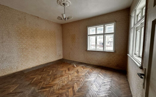 Етаж от къща с двор и гараж