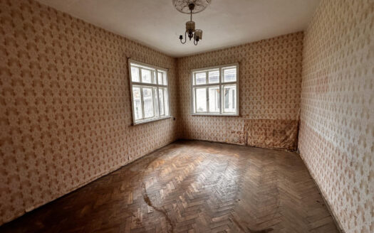 Етаж от къща с двор и гараж