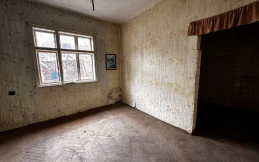 Етаж от къща с двор и гараж