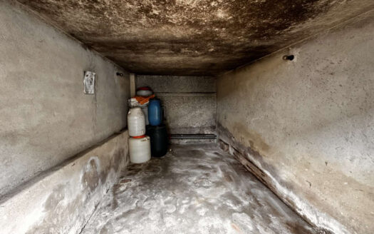 Етаж от къща с двор и гараж