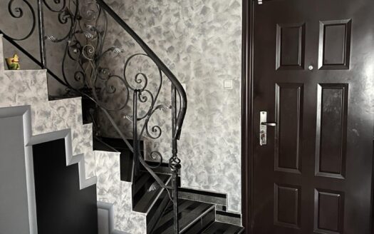 🏠 Изискан Тухлен Мезонет в Центъра на Града