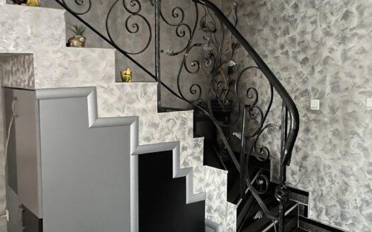 🏠 Изискан Тухлен Мезонет в Центъра на Града