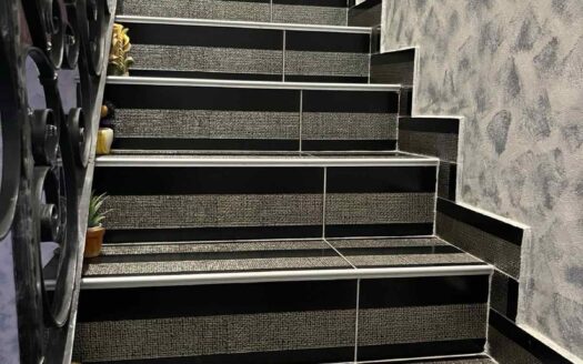 🏠 Изискан Тухлен Мезонет в Центъра на Града