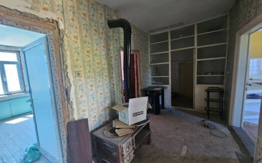 Двуетажна тухлена къща Гривица