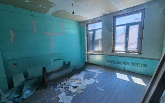 Двуетажна тухлена къща Гривица