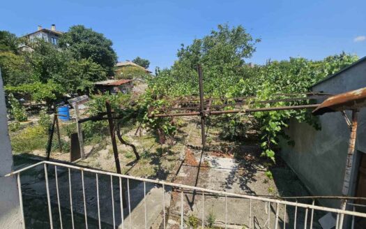 Двуетажна тухлена къща Гривица