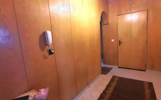 Апартамент многостаен до кафе Лаваца