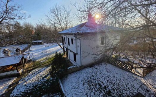 Имот с потенциал подходящ за Къща за гости.