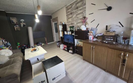 Тристаен апартамент кв. Пазара